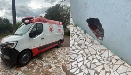 Motociclista fica ferido após colisão e atinge parede de conveniência