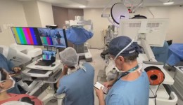 Médico brasileiro na China opera paciente em Porto Alegre com robô