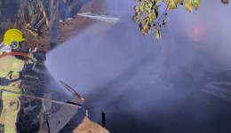 Casa é destruída por incêndio durante a madrugada
