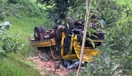 Caminhão desce rua desgovernado e capota em ribanceira