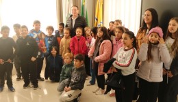 Alunos apresentam maquetes de patrimônios históricos de Francisco Beltrão na Prefeitura