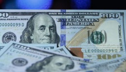 Ibovespa dispara e bate recorde de 209 mil pontos, com foco em Lula e Flávio no 2º turno; dólar cai abaixo de R$ 4,95