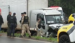 Perseguição a caminhão carregado com maconha termina com dois feridos e cachorro morto no Paraná