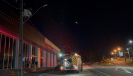 Corpo de Bombeiros combate incêndio em poste de energia elétrica
