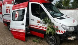 Homem em surto agride equipe do Samu, foge com ambulância e provoca acidente na BR-470