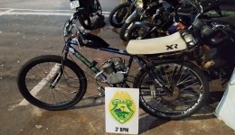 Dois adolescentes são abordados após fuga com bicicleta motorizada