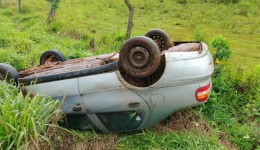 Carro capota após motorista tentar desviar de buraco na PR-180
