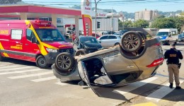 Colisão entre dois veículos deixa gestante ferida e provoca capotamento em cruzamento