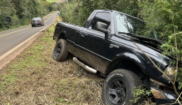 Morador de Ampére perde controle de camionete e colide contra árvore