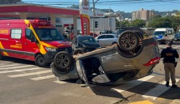 Carro capota após colisão em cruzamento no bairro Industrial