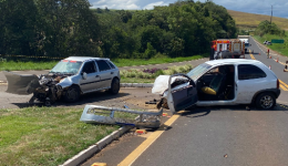 Colisão entre três veículos deixa dois mortos