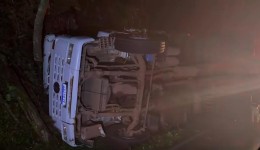 Caminhão fica sem freios e passageiros se ferem ao pular do veículo na PR 481 em Ampére