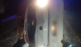 Carro capota na BR-280 em Marmeleiro após motorista desviar de cachorro