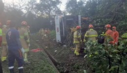 Ônibus com 56 pessoas tomba na BR-040 e deixa pelo menos 10 mortos