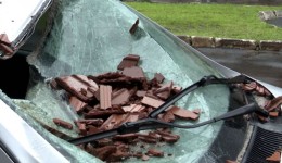 Parede de prédio em construção desaba e atinge carro com casal durante temporal em Chapecó