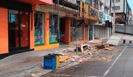 Parte da platibanda desaba e interdita trânsito no Centro