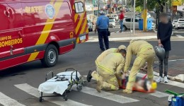 Jovem é atropelada por motocicleta ao atravessar na faixa de pedestre