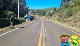 Condutor dorme ao volante e tomba caminhão na PR-449