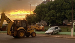 Veículo perde o controle por problemas mecânicos, despenca de pátio de empresa e atinge idosa