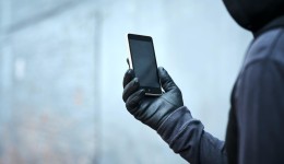 Homem enfrenta assaltante que roubou seu celular, consegue desarmá-lo, mas fica ferido na luta