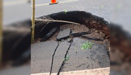 PR-592 é totalmente interditada após chuvas provocarem afundamento da pista no Sudoeste do Paraná