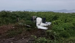 Acidente  Avião de pequeno porte cai em praia de Navegantes e deixa dois homens gravemente feridos
