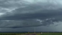 Paraná tem início de semana com chuva forte e risco de perigo extremo para temporais; veja a previsão do tempo