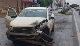Camionete colide contra rodado de caminhão em avenida