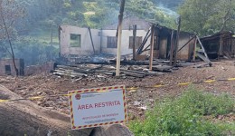Incêndio destrói residência no interior e mobiliza bombeiros