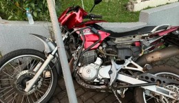 Homem sofre suspeita de fratura na perna após colisão entre carro e moto no bairro Guanabara