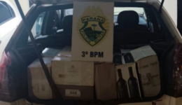 Polícia Militar apreende veículo carregado com 50 caixas de vinho estrangeiro