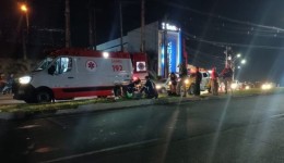 Homem fica ferido após moto colidir na traseira de caminhonete