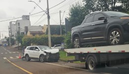 Colisão entre Fiat Toro e Hyundai Santa Fé é registrada em frente ao Fórum