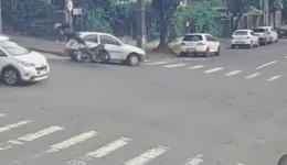Motociclista fica ferido após colisão com carro no centro