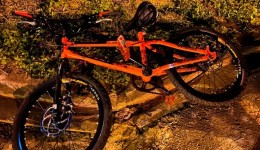 Criança de 6 anos fica ferida após colisão entre bicicleta e carro