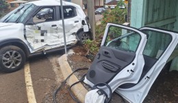 Dois homens ficam gravemente feridos em colisão entre carro e caminhão na SC-305