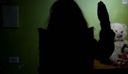 Criança faz sinal universal de pedido de socorro e homem é preso por tentativa de estupro de vulnerável