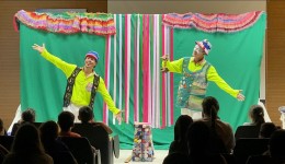 Peça teatral "Viagem Encantada" vem conquistando o público em toda a região