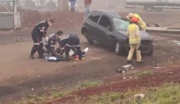 Homem morre após carro atingir poste na PR-281