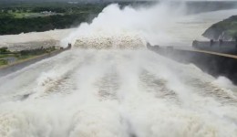 Após abrir seis comportas, vertedouro de Itaipu libera volume de água sete vezes maior que vazão média das Cataratas do Iguaçu