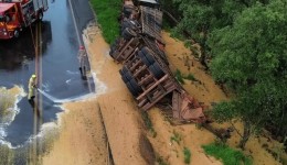 Tombamento de caminhão carregado com soja mobiliza equipes de resgate