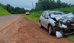 Colisão frontal na PR-493 deixa três pessoas feridas