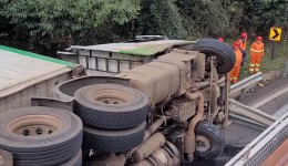 Motorista tem braço amputado em tombamento de caminhão na BR-277