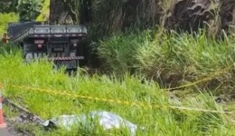 Homem de 27 anos morre após caminhão colidir contra barranco na BR-373