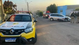 Acidente envolvendo carro e moto deixa homem ferido no bairro Pinheirinho