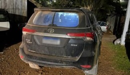 Ação policial interestadual recupera veículo furtado no RS e prende dois homens no Oeste de SC