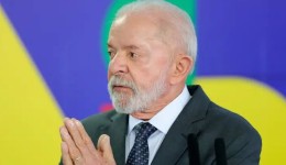 Oposição reage a desfile em homenagem a Lula na Sapucaí e anuncia ações judiciais