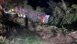 Ônibus com 67 pessoas capota em rodovia de SC e deixa três mortos e 15 feridos