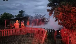 Casa é destruída por incêndio durante a madrugada