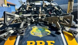 Polícia Rodoviária Federal apreende 25 fuzis no Paraná em operação histórica